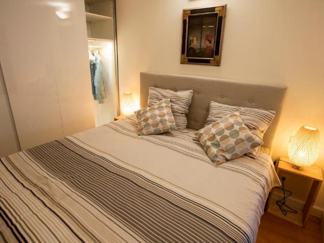 Central Canal Side 1 Bedroom Apartment in Amsterdam with Air Conditioning & Quiet Location