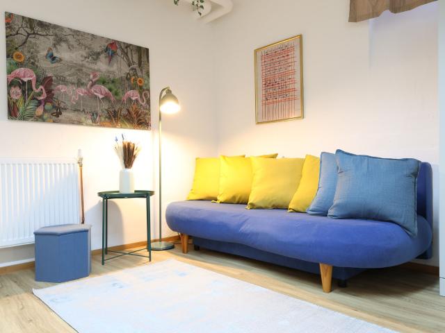 Central, Cozy, Designer 2 Bedroom Apartment Near the Subway