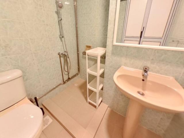 Central Green Condominium Room Rental, $1,499, 1 Bed 1 Bath 100 sqft $14.99 psf