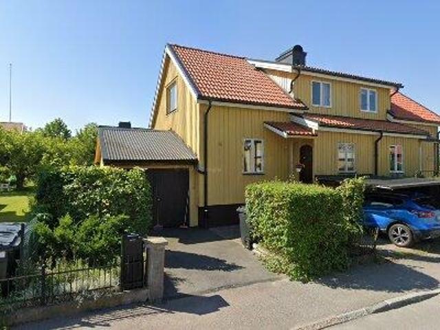 Central lägenhet i övervåning min villa