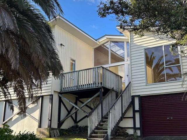 Central Papakowhai Charming 3 Bedroom Home