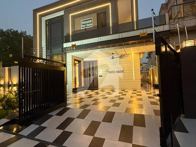 Central Park A Black Most Beautiful And Good Looking House Near To Park Masjid And Market