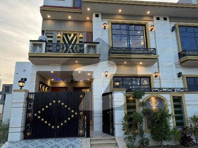 Central Park Housing Scheme 5 Marla modern dezine Hot location near to park masjid market