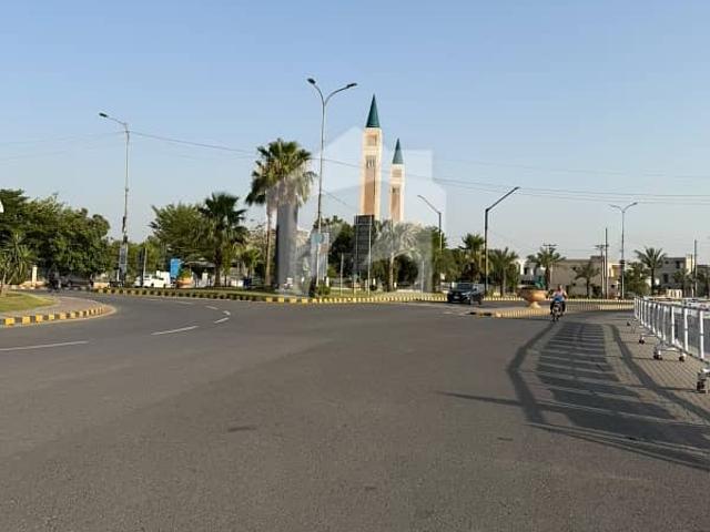 Central Park J Black Tope Of The Line Plot Near To Park Masjid And Market