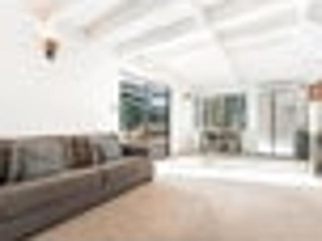 Central Sunny Freestanding 3 bedroom!