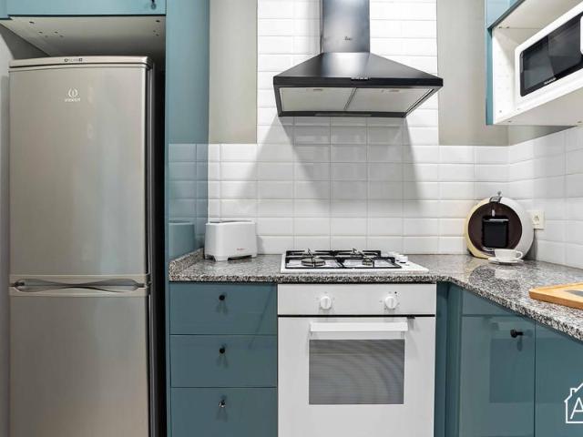 Central 3 Bedroom Apartment with Balcony in Eixample