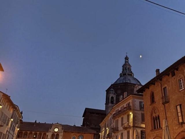 Centralissima camera a studentessa