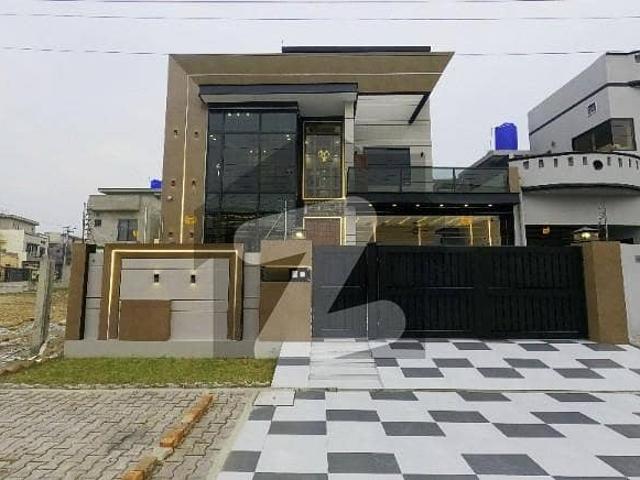 Centrally Located Prime Location House In Central Park Block G Is Available For Sale