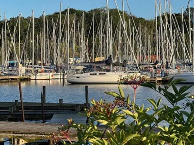 Centralt beliggende i Augustenborg by, med en meget synlig beliggenhed