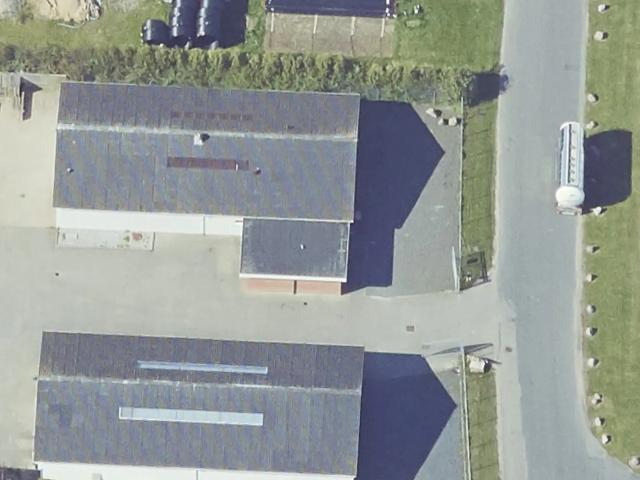 Centralt beliggende lager og kontor. Kort afstand til motorvejsnettet. Grund er indhegnet og med port