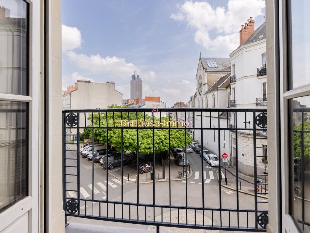 CENTRE CACHET DE L'ANCIEN BALCON FORT POTENTIEL BEAUX VOLUMES
