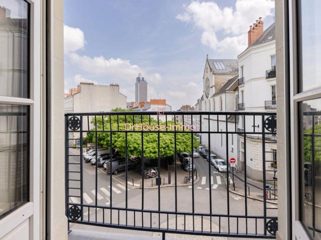CENTRE CACHET DE L'ANCIEN BALCON FORT POTENTIEL BEAUX VOLUMES
