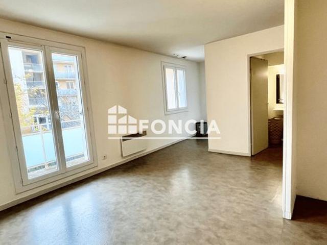 Centre castanet tolosan. T1 bis de 32.50 avec un grand balcon de 9 m2 et un parking prive. 1er etage avec ascenseur