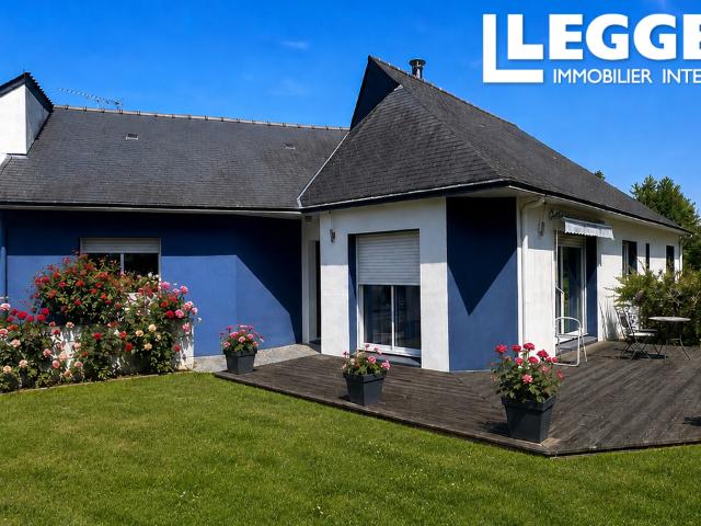 Centre Bretagne, Propriété avec dépendance et jardin clos. 8 pièces, 5 chambres, hangar, potentiel commercial