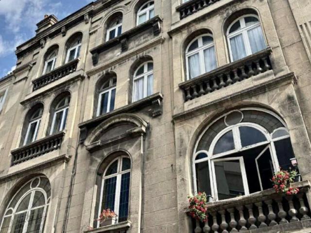 CENTRE DE BORDEAUX, LOCAL COMMERCIAL SPACIEUX AU RDC D'UN BEL IMMEUBLE EN PIERRE
