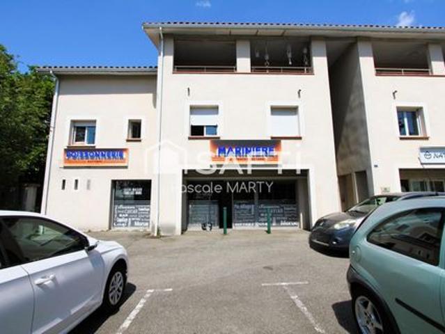Centre de Bruguières local et 11 parkings en usage