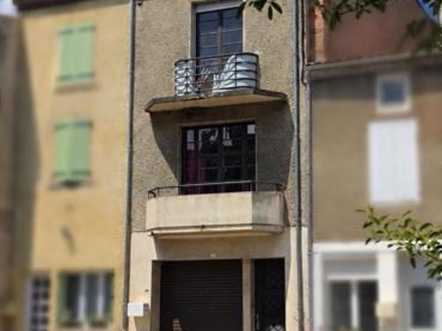 Centre de Saint Germain Lembron – Maison de bourg avec garage et patio, fort potentiel de rénovation