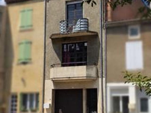 Centre de Saint Germain Lembron – Maison de bourg avec garage et patio, fort potentiel de rénovation