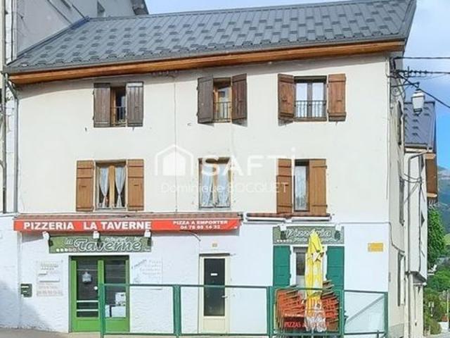 Centre de Villard de Lans, Immeuble comprenant un Fonds de commerce de restaurant 100 m2 avec terrasse 30 places et cave de 40 m2, des murs commerciaux et appartements de 140 m2 sur 3 niveaux