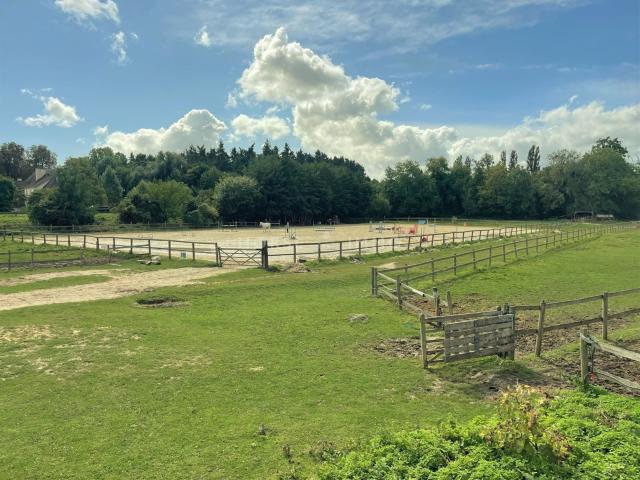 Centre Equestre à Houdan sur 12 hectares 58m² Houdan