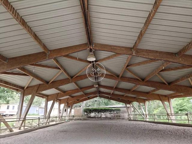 Centre Equestre Entièrement équipé pour l'exploitation. m² Montauroux