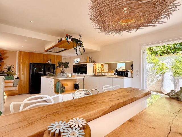 Centre Et Plage A Pied Villa Vue Mer Avec Piscine Et Place P. 97m² Les Issambres