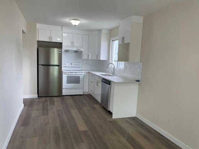 Centre ST Huntington NEWLY RENOVATED Duplex 4 bedrooms+ 2parkings for Rent