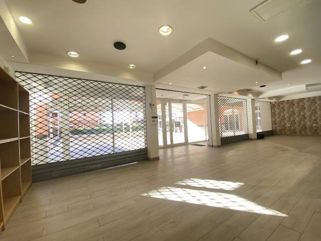 CENTRE PORT CAP D'AGDE LOCAL COMMERCIAL 117m2 EMPLACEMENT IDEAL POUR TOUS TYPES D'ACTIVITÉ ANNEE et SAISONN