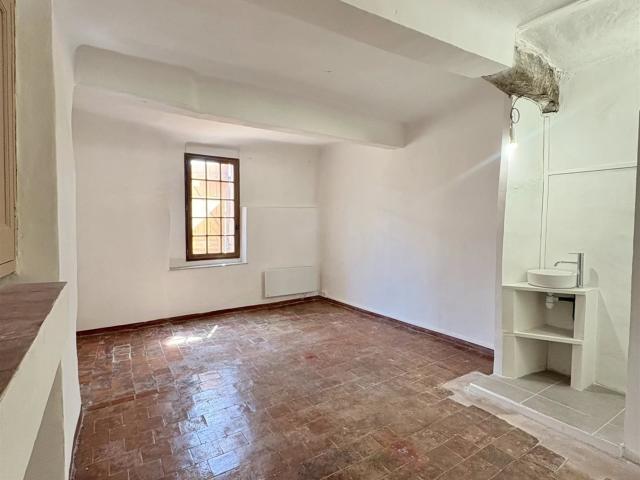Centre Village Duplex traversant 82m² Cotignac