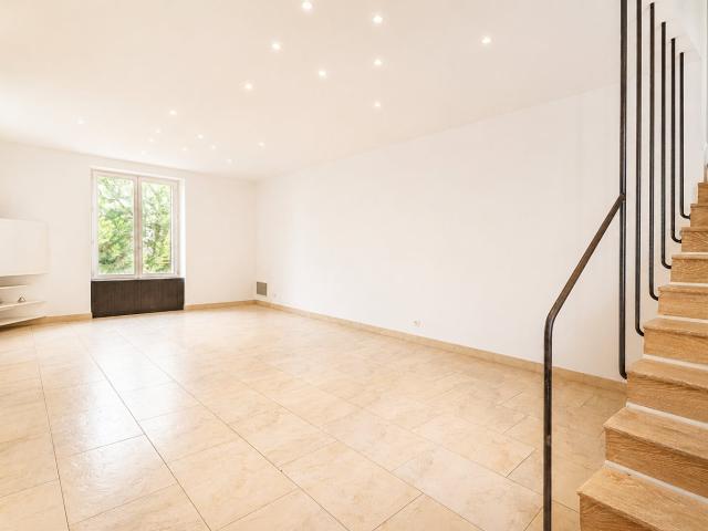 Centre ville à pied: 5 chambres et 2 SDE: Double garage. 195m² Beaune