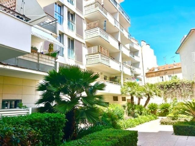 Centre ville Antibes résidence récente 3P avec parking