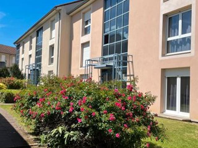 Centre ville au calme sur jardin studio avec parking et locataire en place