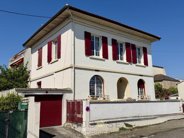 Centre ville belle maison 'année 30' avec jardin et garage