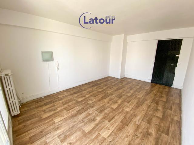 CENTRE VILLE DE DREUX. APARTEMENT DE 4 PIECES AVEC CELLIER