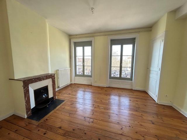 Centre Ville de Feurs, proche commerces et écoles, F3 rénové.