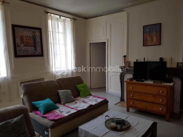 CENTRE VILLE DE VESOUL, GRAND APPARTEMENT T3 DE 85M2 LIBRE, PROCHE TOUT COMMERCES ET PARKING