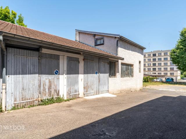 Centre ville de Villefranche, plateau de 73 m² avec cave