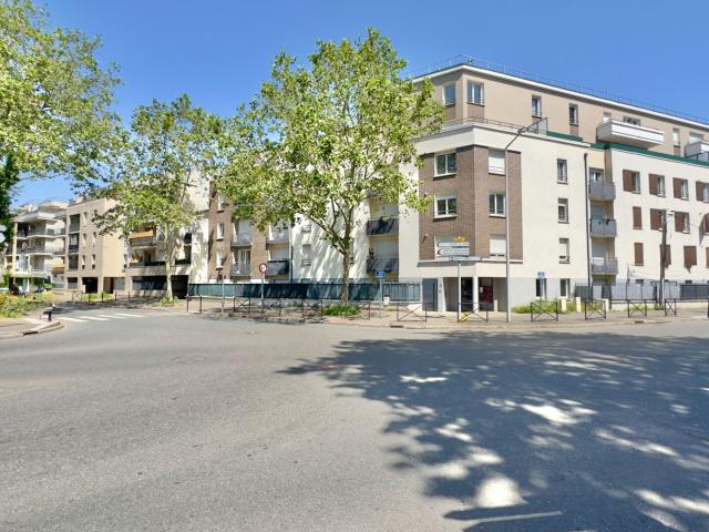 CENTRE VILLE F2 BALCON et PARKING, VENDU LOUE