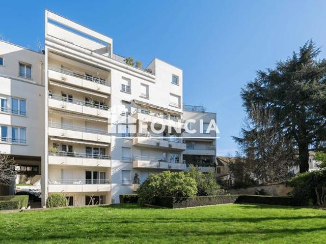 Centre ville f4 de 87 m2 en rdj avec terrasse cave et 2 parkings