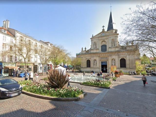 Centre Ville historique de Rueil Malmaison Trois lots restants dans Immeuble classé