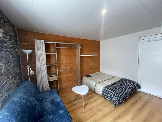 Centre Ville Idéalement situé, dans un immeuble ancien en second rideau, studio meublé à louer