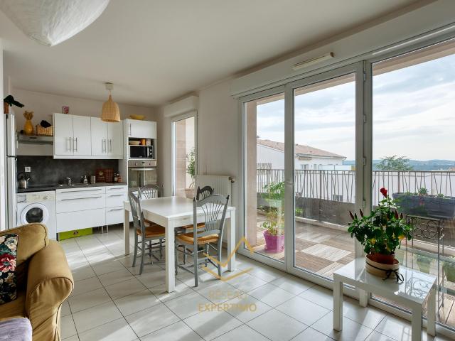 Centre ville Irigny village, appartement type 4 en duplex av. 82m² Irigny
