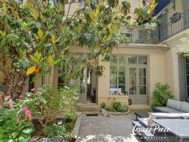 CENTRE VILLE NIMES MAISON DE MAITRE D' EXCEPTION Corinne Pon