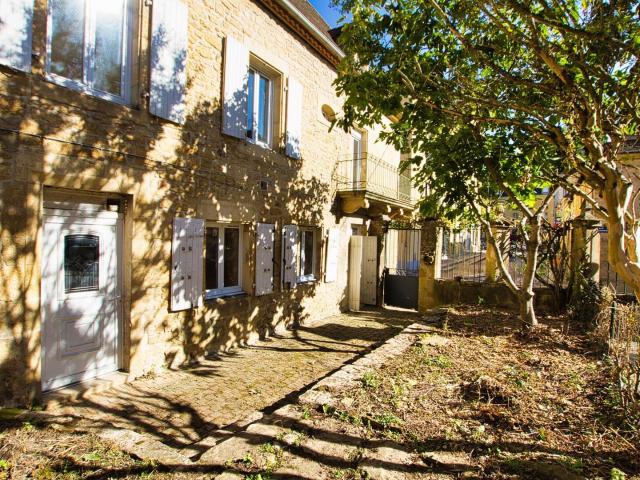 CENTRE VILLE SARLAT Appartement et local avec jardin et te. 140m² Sarlat la Canéda