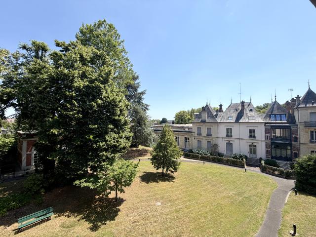 Centre ville Senlis Appartement T3 avec parking et cave