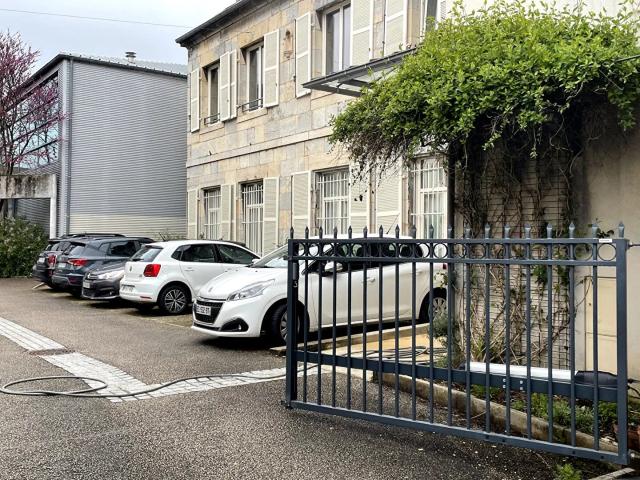 centre ville: Place de parking dans cour intérieure