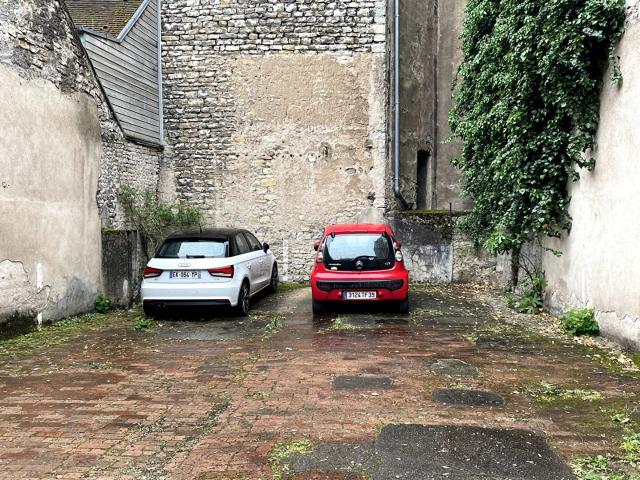 Centre ville: Place de parking dans cour intérieure