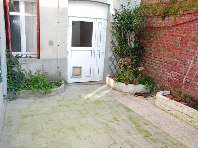Centre ville / plage à FECAMP, maison briques et silex avec cour