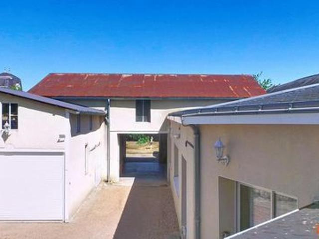 Centre Ville proximité commerces grande maison familiale avec atelier et dépendances