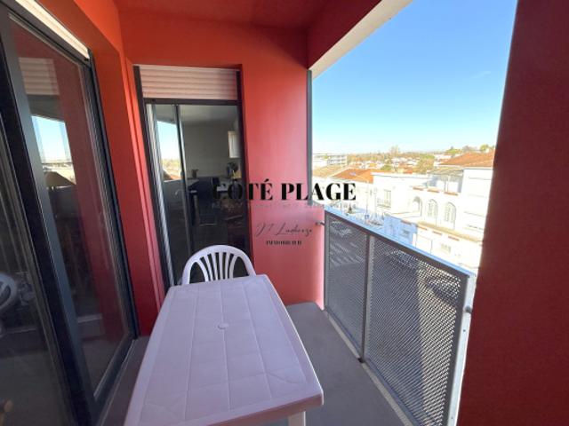 CENTRE VILLE ROYAN T2 LOUÉ PARKING ET CAVE AU PRIX DE